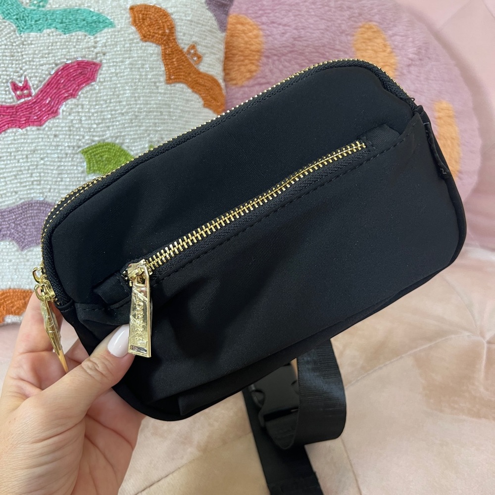NWOT Black & Gold Belt Bag